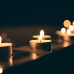 velas acesas em um ambiente escuro