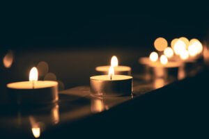 velas acesas em um ambiente escuro